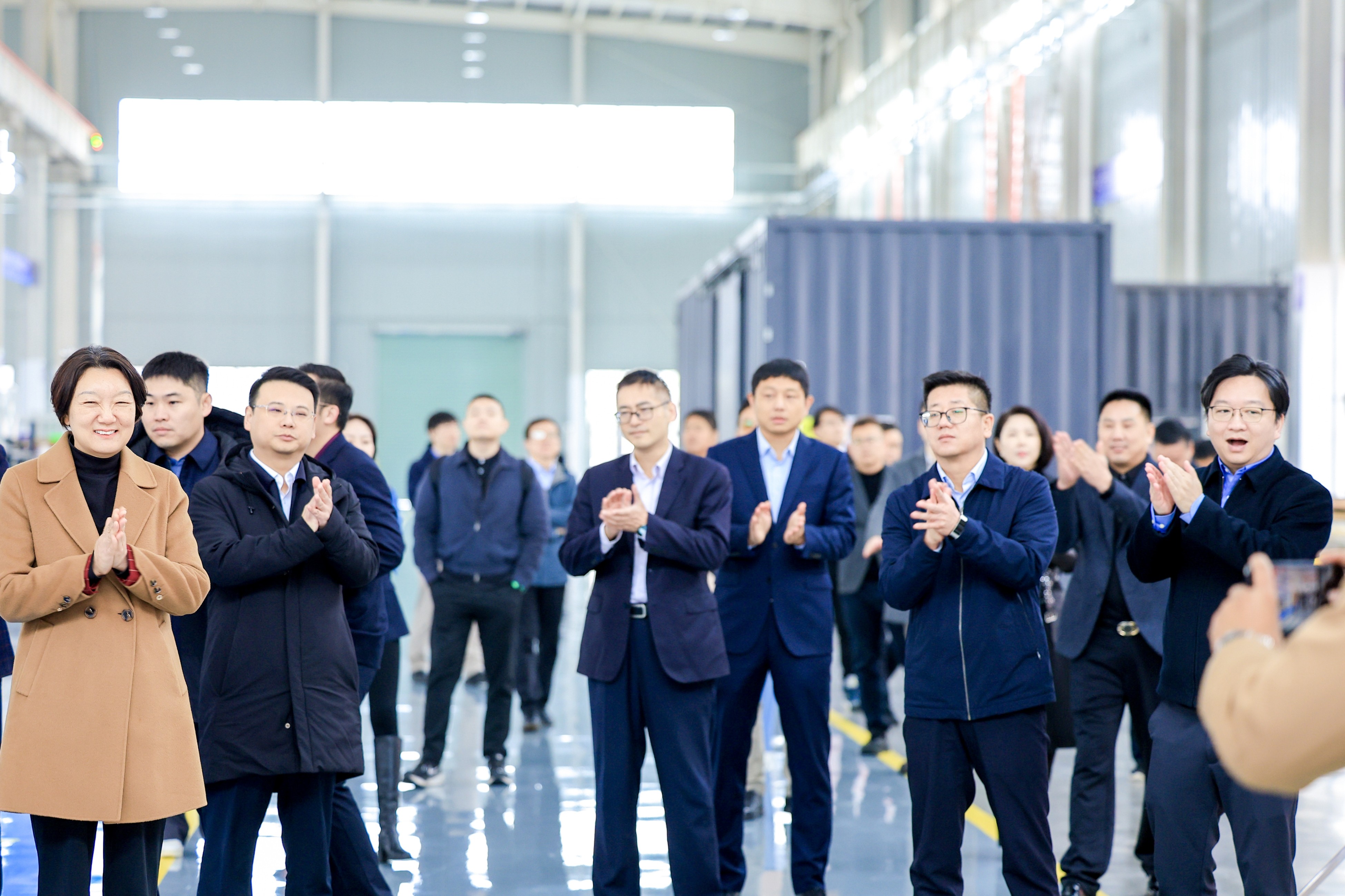 1761123414389702.jpg 78天建成、30倍赛道!开封驿路行驰投产,金茂智慧交通按下重卡换电“加速键”