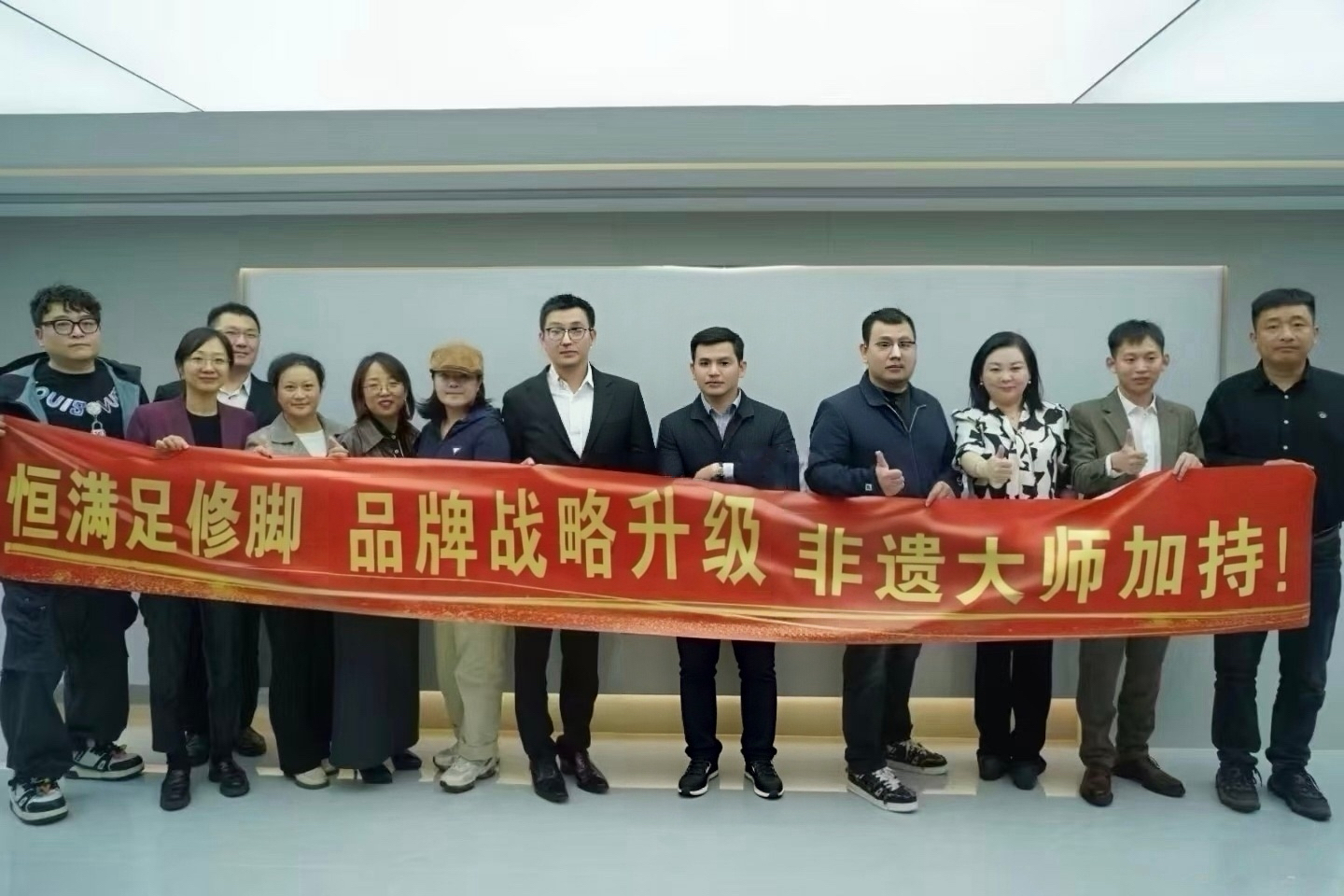 �������޽����Ʒ��ս�����������Ŵ�ʦ�ӳ֣�ê�������Ⱥ�����㲿����������