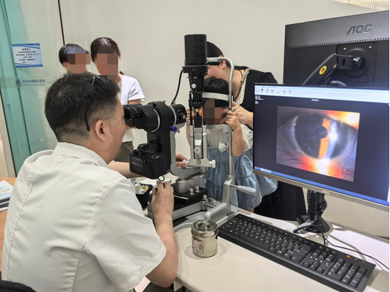 双胞胎同患先天性白内障,王家良院长复杂手术点亮孩童光明视界